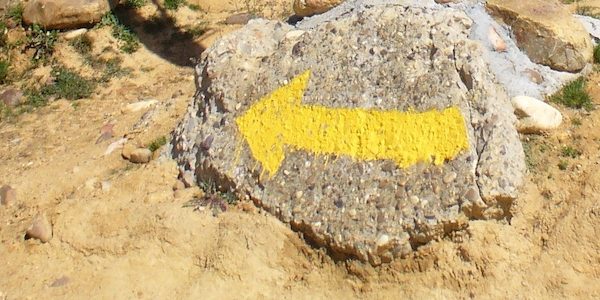 El Duelo flecha amarilla en el camino de santiago